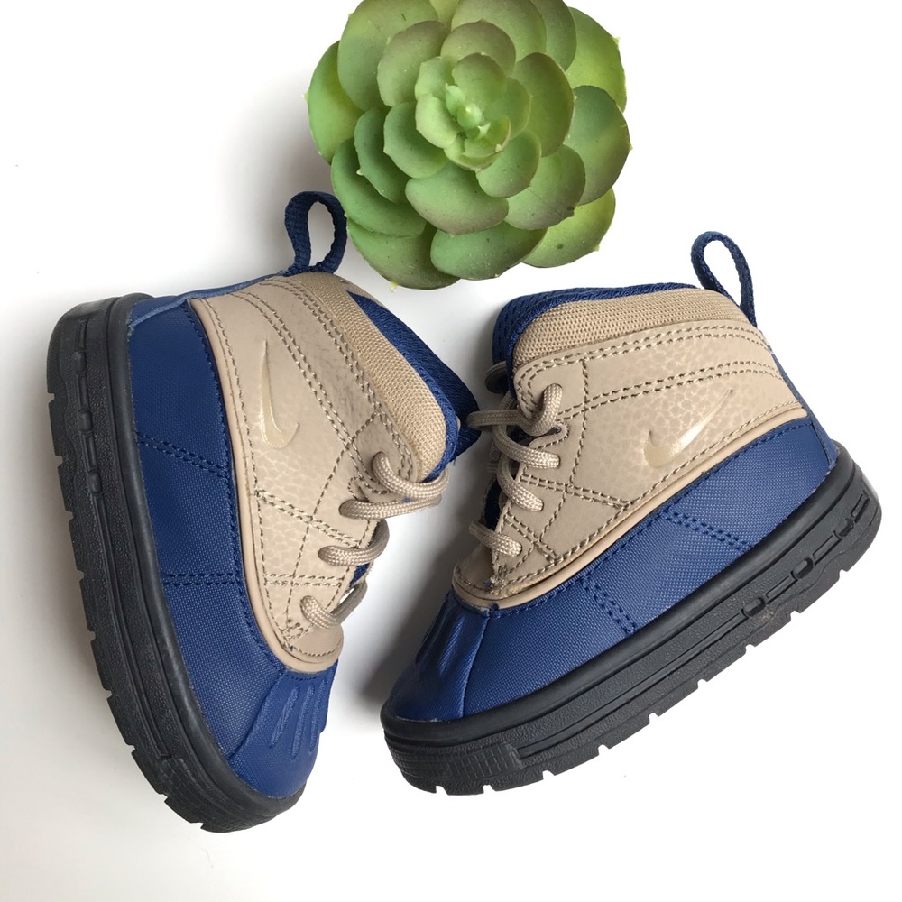 NIKE Woodside ACG Boots Size 5C